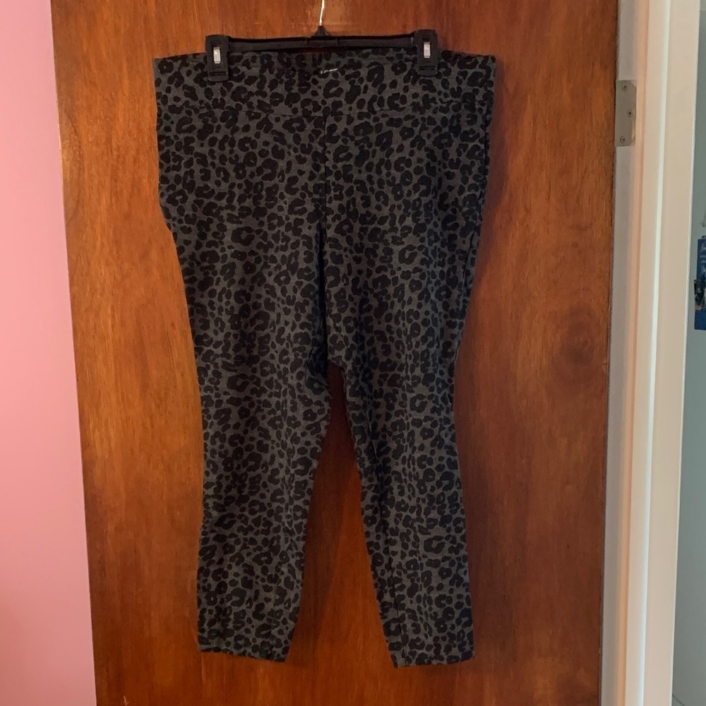 LOFT Plus Black and Gray Patterned Leggings